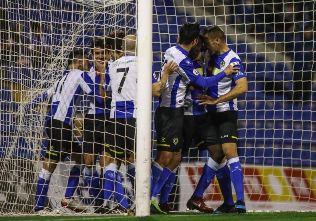 Los jugadores del Hércules celebran el gol ante el Villarreal B