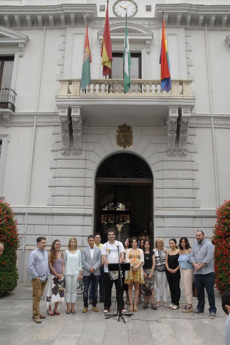 Acto de izada de la bandera gay en el Ayuntamiento de Granada