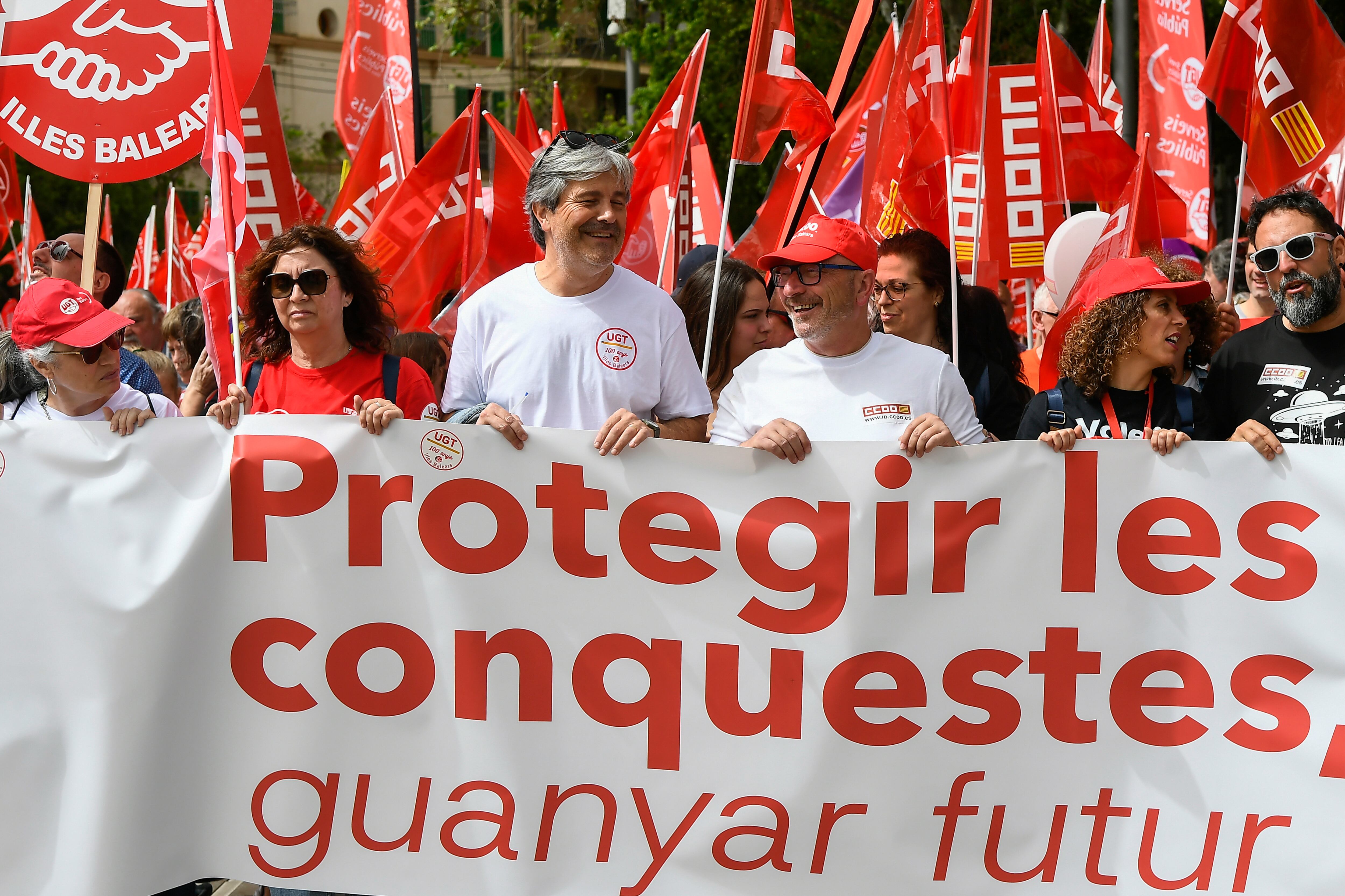 PALMA DE MALLORCA, 01/05/2025.- Los líderes sindicales Pedro Homar (UGT, 3i), y José Luís García (CCOO), participan en la manifestación por el Primero de Mayo celebrada en Palma de Mallorca este jueves. EFE/ Miquel A. Borràs