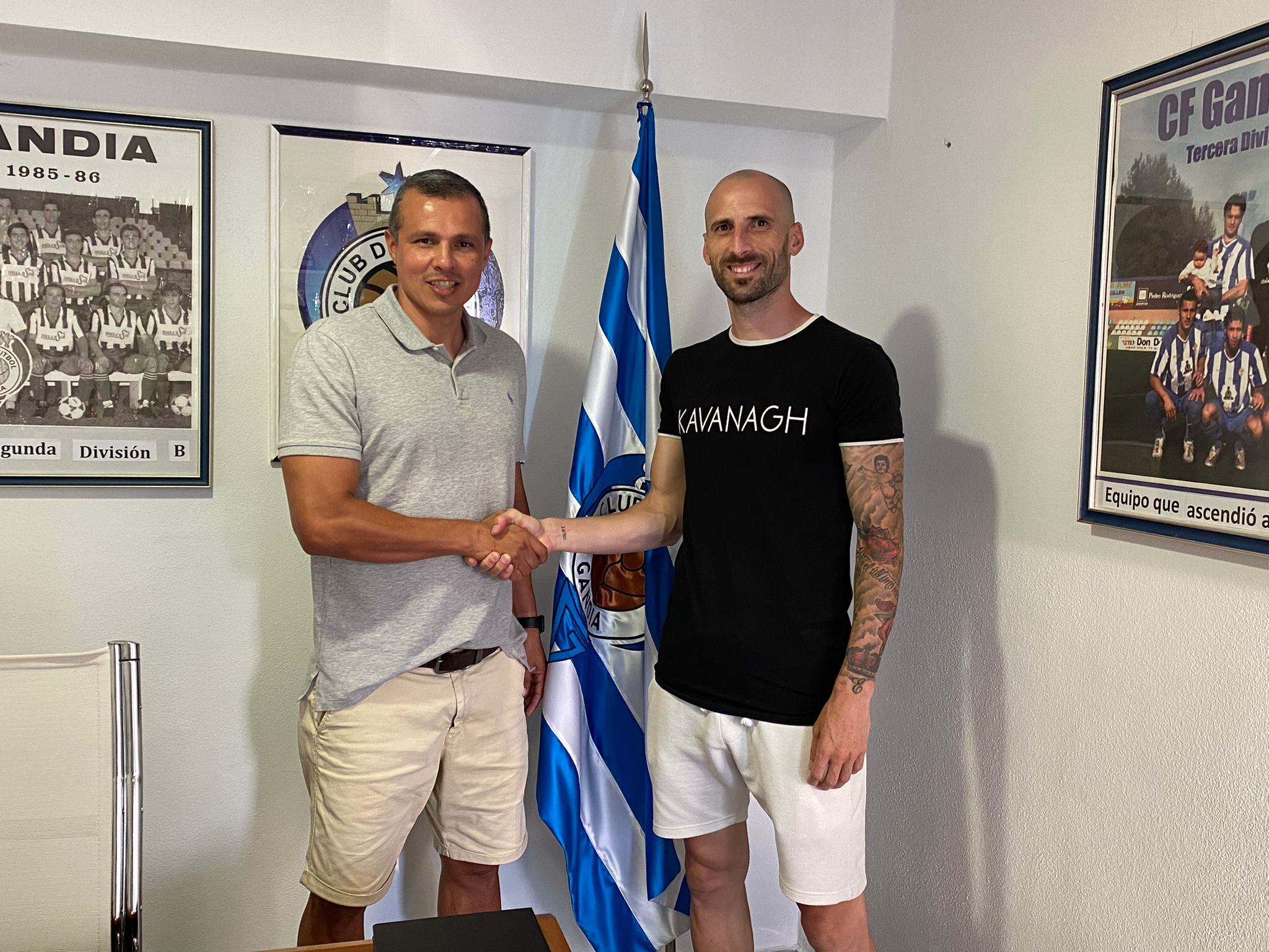 Iván Malón en el momento de la firma del contrato como segundo entrenador.