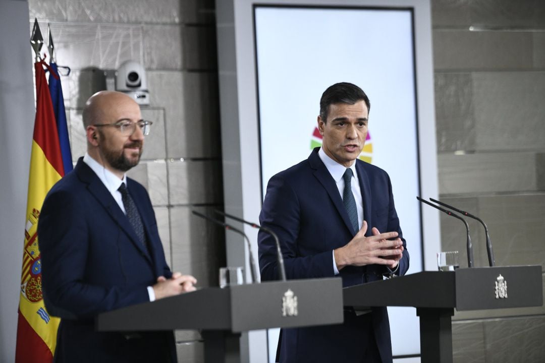 El presidente electo del Consejo Europeo, Charles Michel, y el presidente del Gobierno en funciones, Pedro Sánchez, comparecen ante los medios en el Complejo de la Moncloa tras su reunión en Madrid. 
 