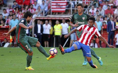 Afif pugna por un balón en el Sporting-Athletic de la presente campaña