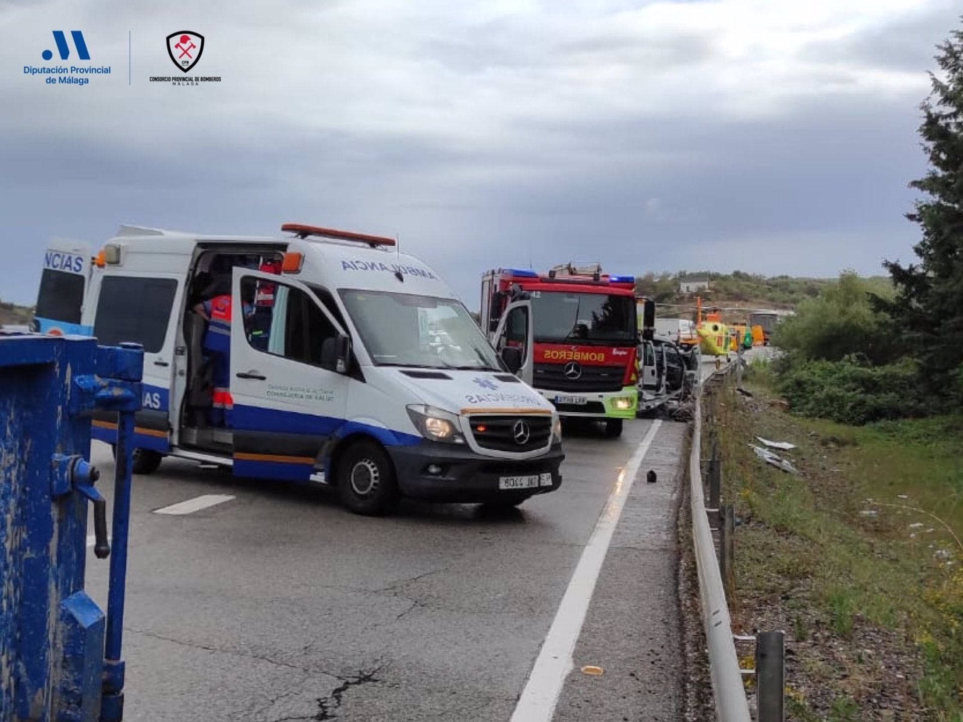 Accidente entre un turismo y un camión en la A-355 en Monda