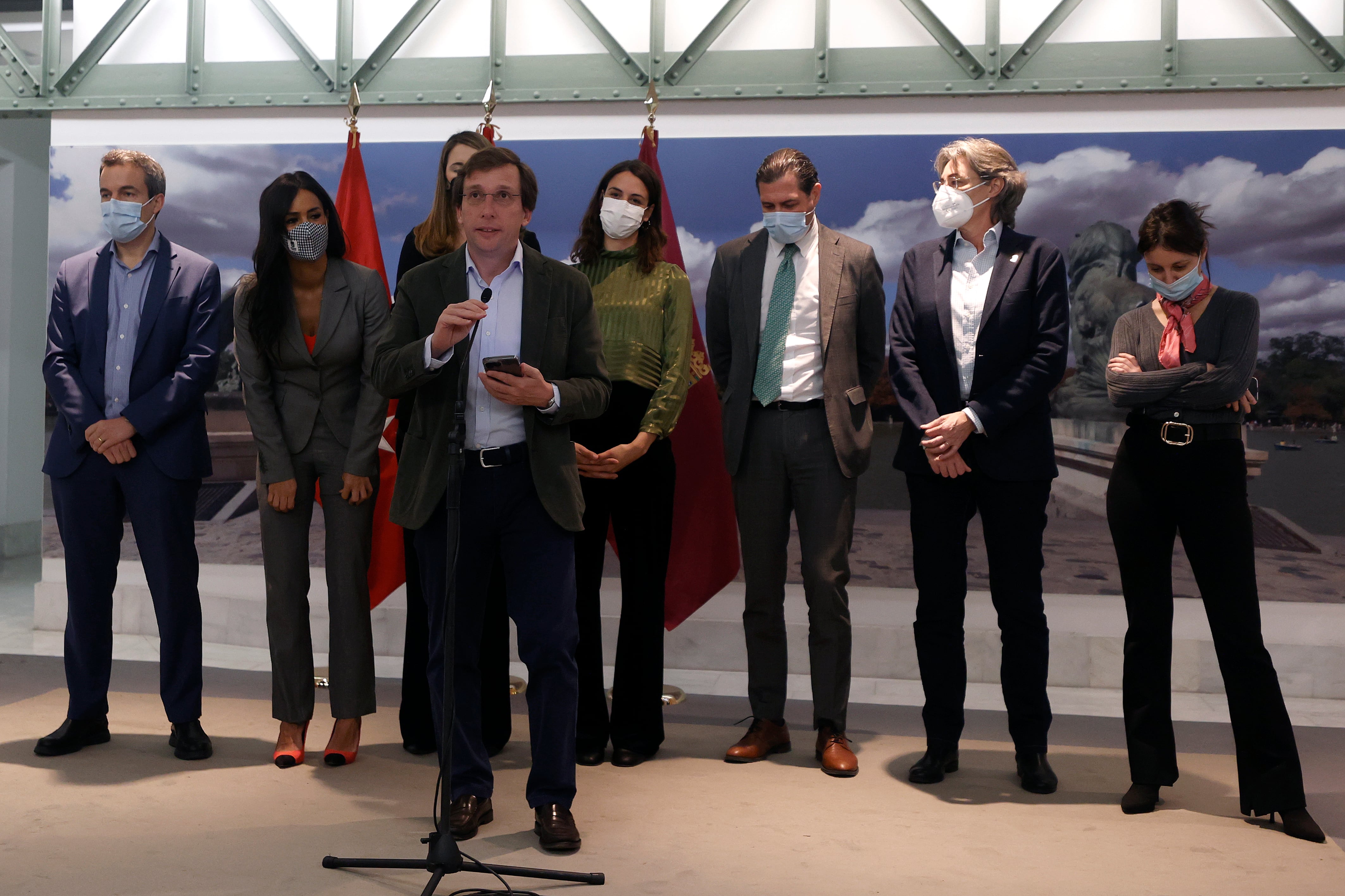 El alcalde de Madrid, José Luis Martínez-Almeida (c) durante la rueda de prensa tras la sesión extraordinaria y urgente del Pleno municipal celebrada este viernes en el Palacio de Cibeles en Madrid