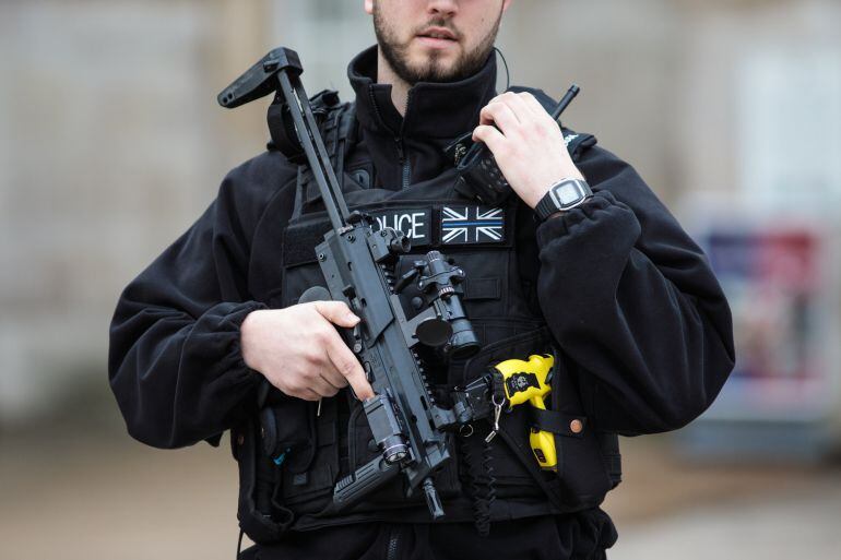 Un policía armado en las calles de Londres