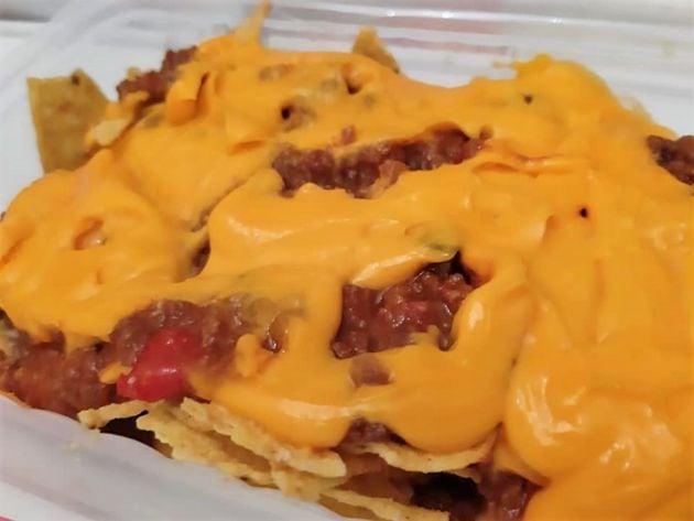 Nachos Puebla, con salsa cheddar y carne con chile