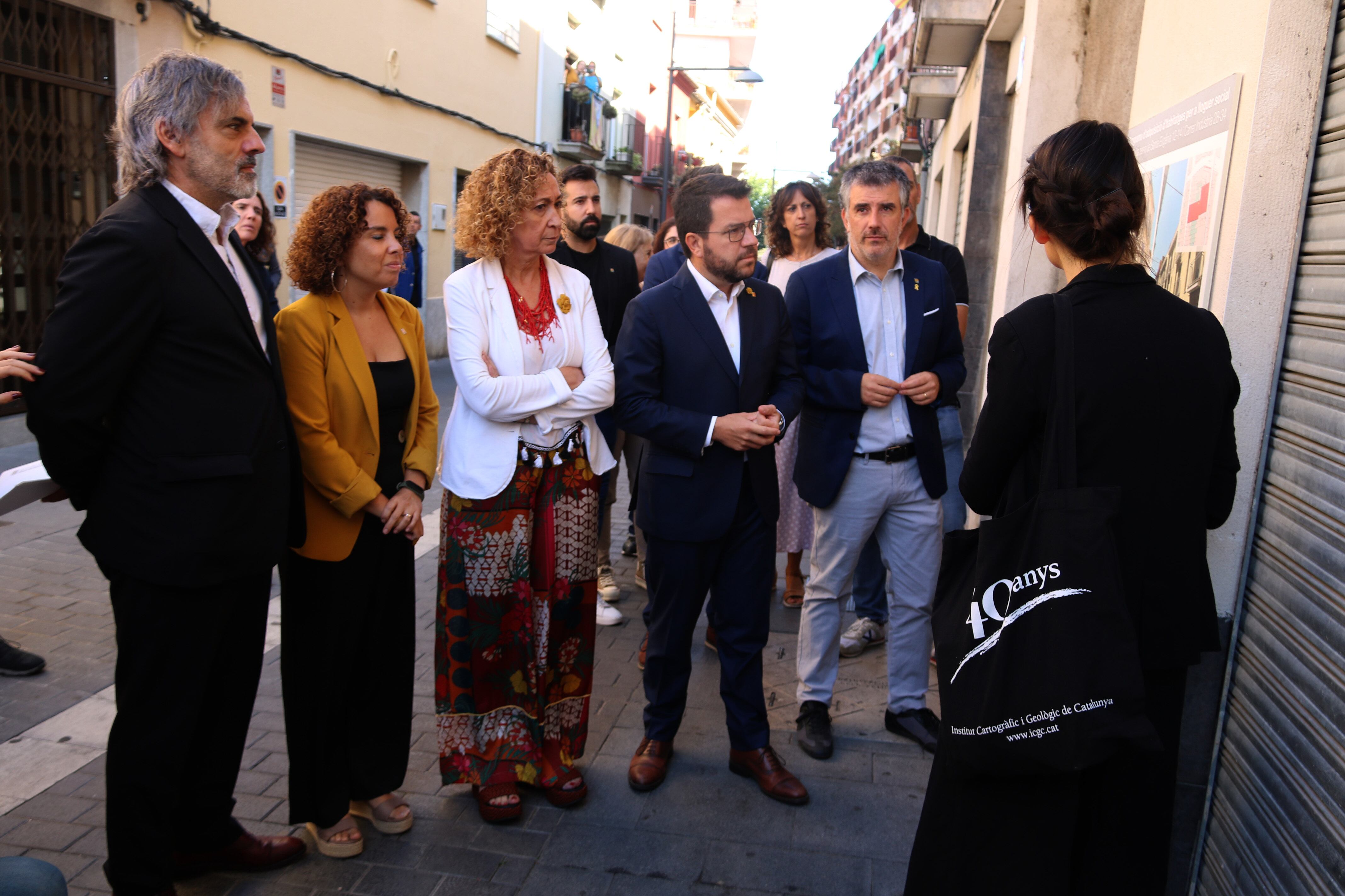 El president de la Generalitat, acompanyat de l&#039;alcalde de Salt i la Consellera de Territori aquest matí a Salt.