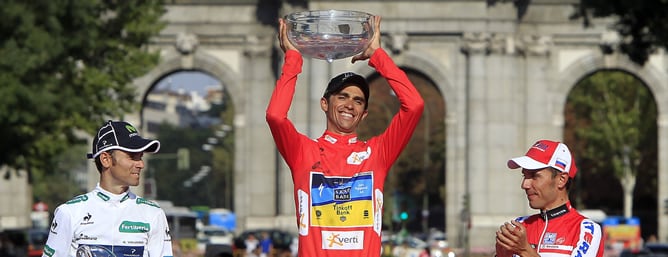 El ciclista español del Saxo Bank Alberto Contador levanta el trofeo de campeón en presencia del segundo clasificado, Alejandro Valverde, del Movistar y del tercero, Joaquim Rodriguez, del Katusha tras la etapa final de la 67 edición de la Vuelta a España