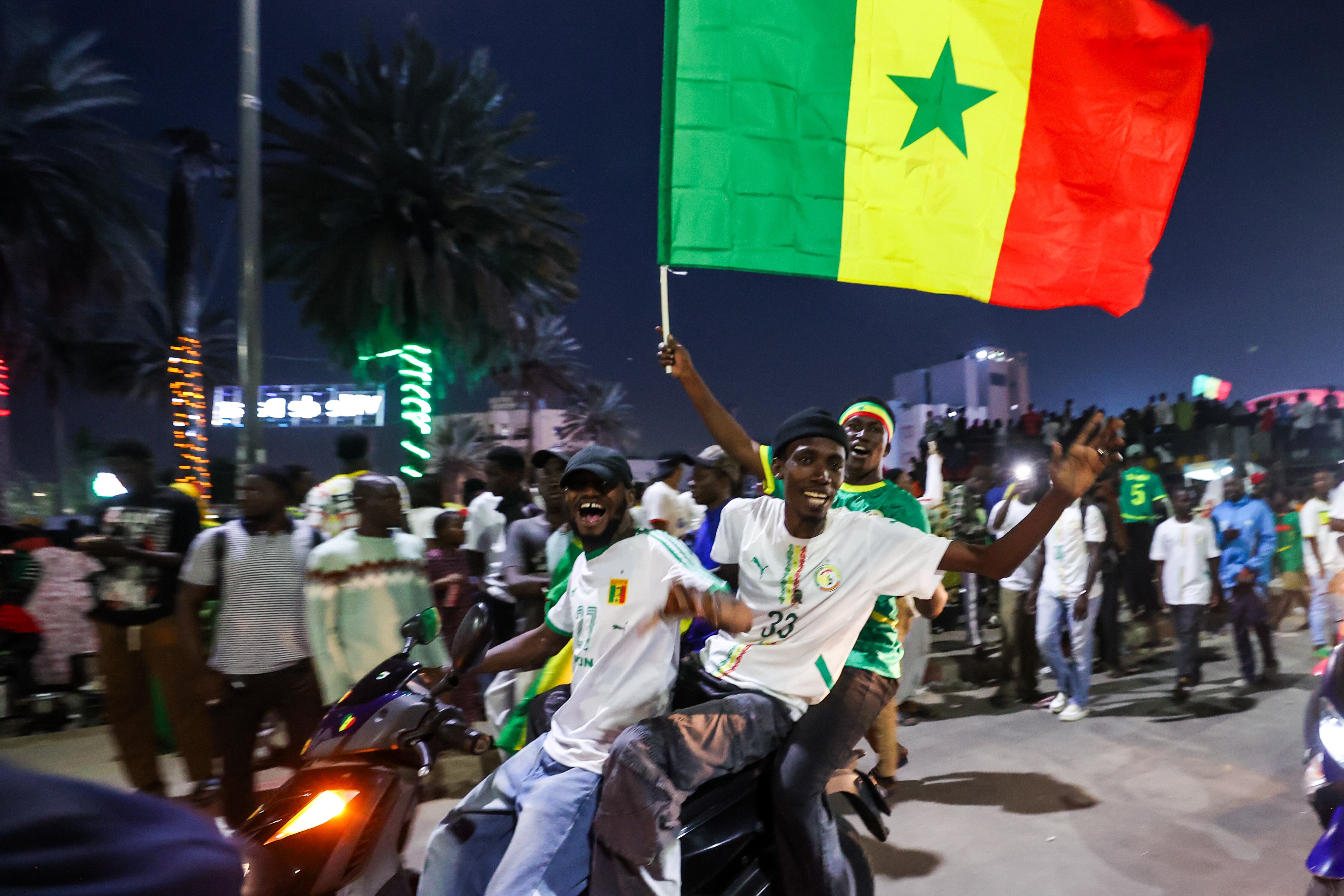 Aficionados de Senegal celebrando la clasificación a la final de la Copa África