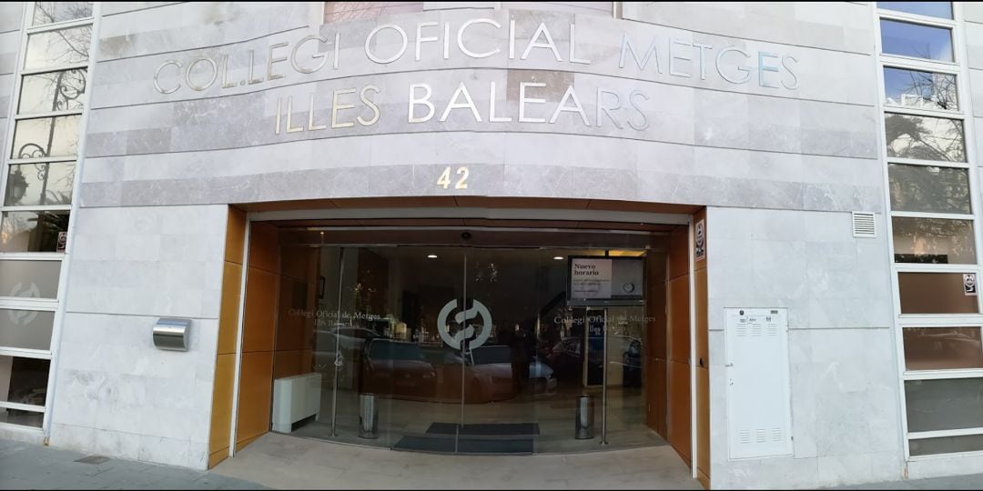 Entrada del colegio Oficial de Médicos de las Islas baleares