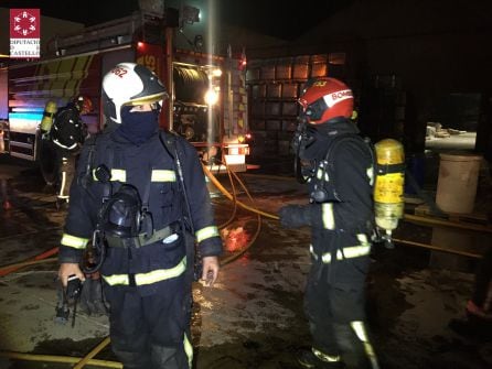 En el incendio han actuado hasta cuatro dotaciones de bomberos