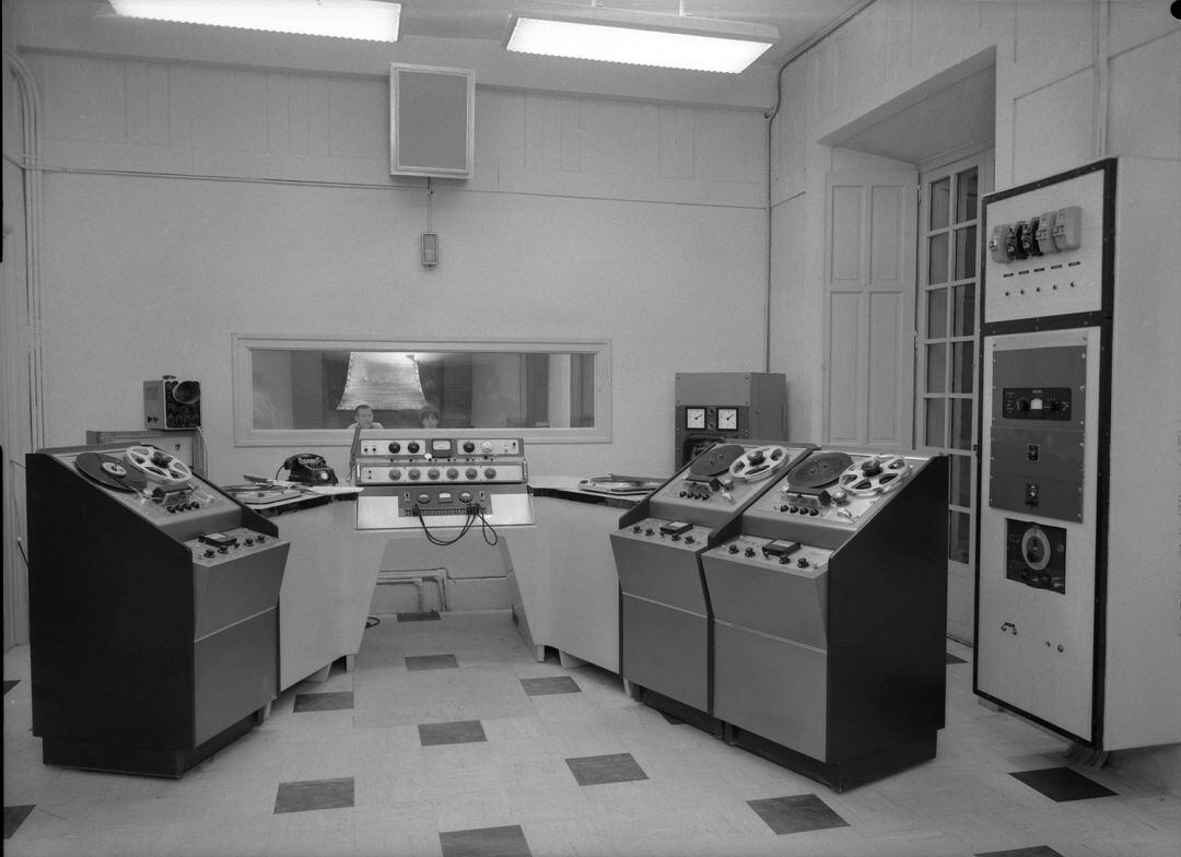 Sala de control d'un dels estudis de Ràdio Andorra als anys 70.