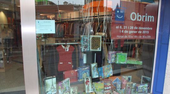 Aparador amb rètols en català.