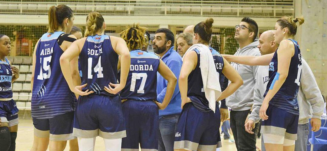 Pernas, en el centro, da instrucciones a sus jugadoras durante un partido esta pasada temporada.