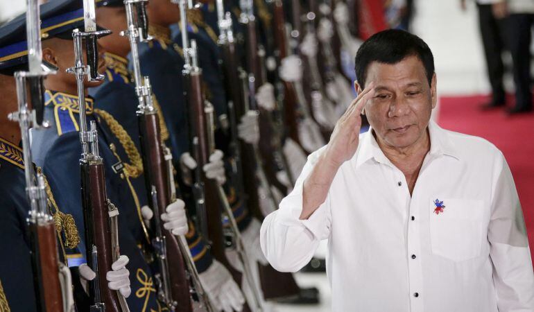 El presidente de Filipinas, Rodrigo Duterte, saluda a la guardia de honor durante la ceremonia de despedida en el Aeropuerto Internacional de Manila (Filipinas).