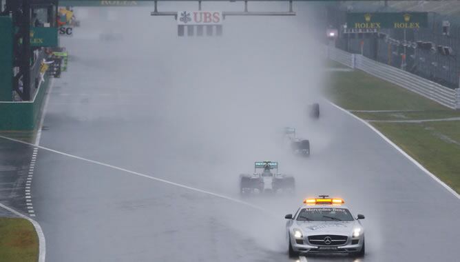 El Gran Premio de Japón, la decimoquinta prueba del Mundial de Fórmula Uno, se ha disputado este domingo en el circuito de Suzuka tras una salida detrás del coche de seguridad, a causa de la lluvia.