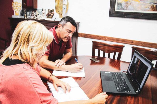 Oswaldo Betancort, alcalde de Teguise, y Alicia Páez, concejala delegada en La Graciosa.