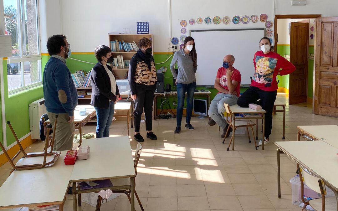 La alcaldesa de O Rosal, Ánxela Fernández (segunda por la izquierda), en la escuela unitaria de PÍas junto a los profesores del centro.