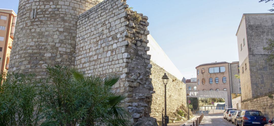 Acceso por la parte trasera al teatro Infanta Leonor, donde está previsto que se represente la obra de Santi Rodríguez.