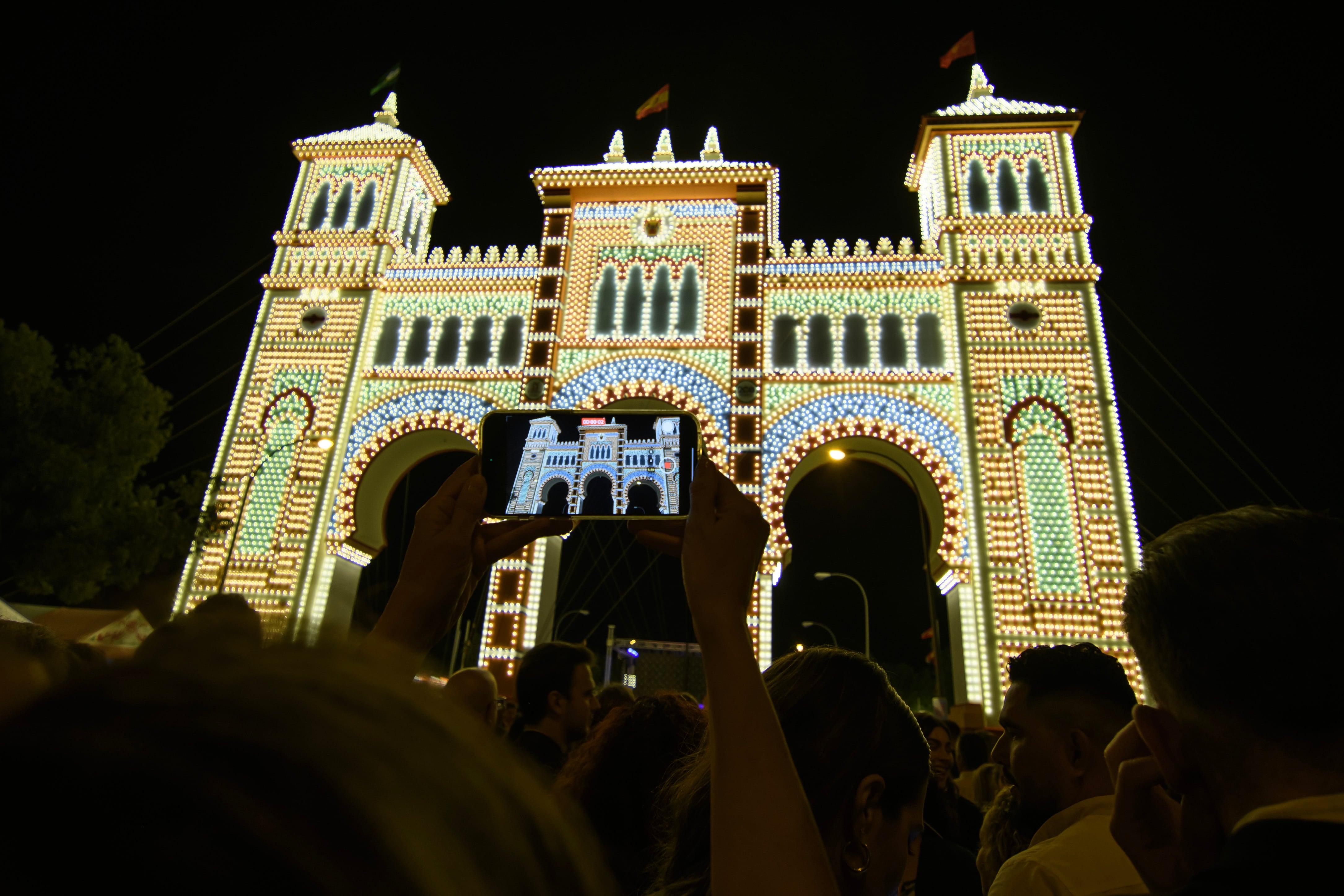 SEVILLA. 13/04/2024.- Encendido de la portada del Real de la Feria de Abril de Sevilla. EFE/ Raúl Caro.