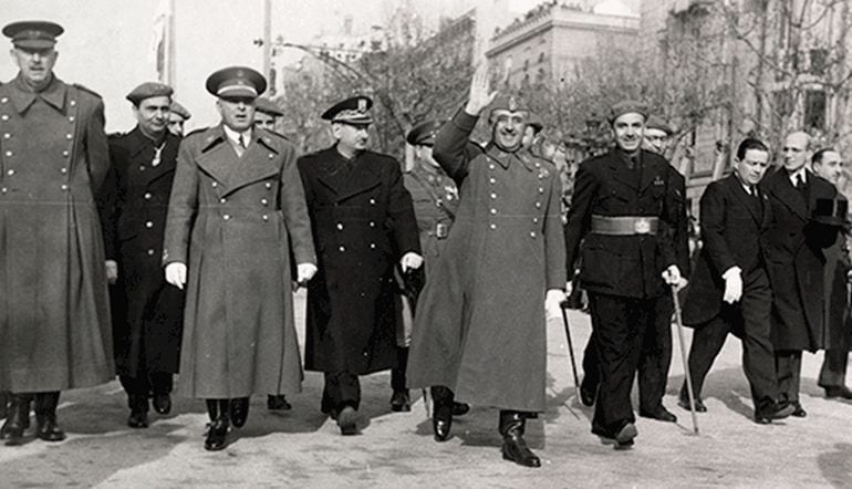 Miguel Mateu, a l'esquerra de Franco, en una visita del dictador a Barcelona, en els primers anys de la postguerra