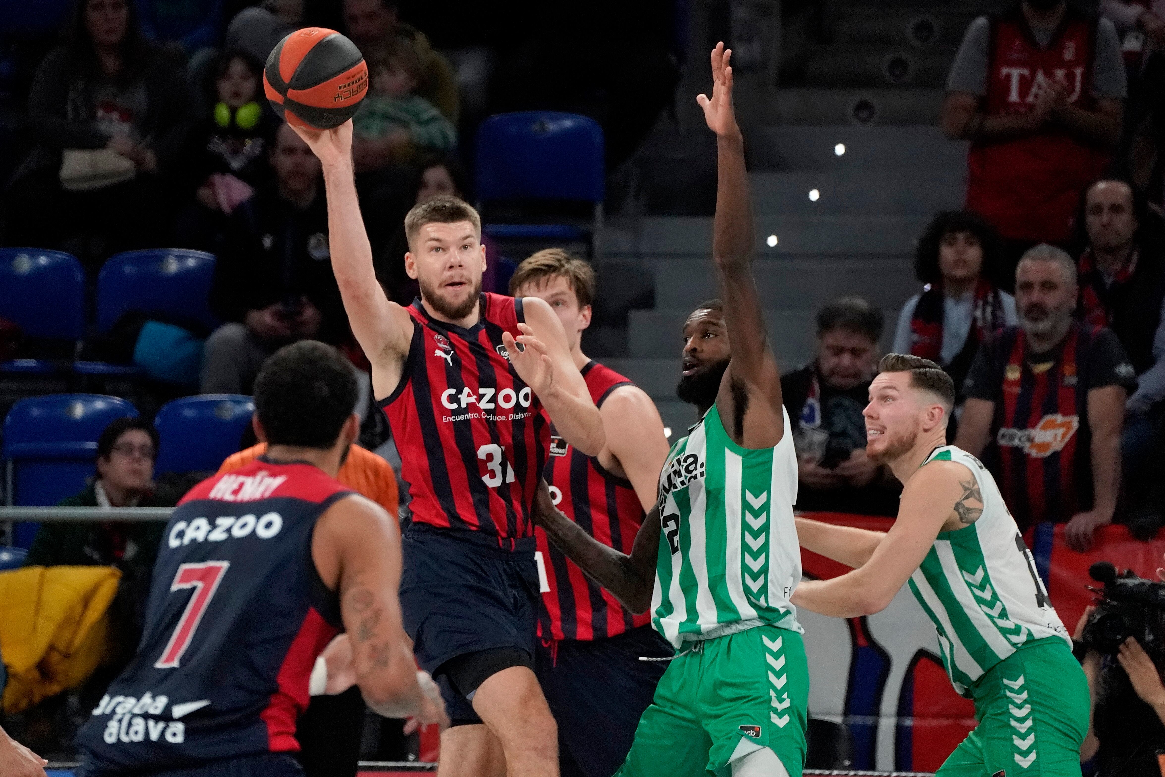 Rokas Giedraitis es defendido por el alero estadounidense del Betis Robert &quot;B. J.&quot; Johnson Jr (2-d). EFE/L. Rico