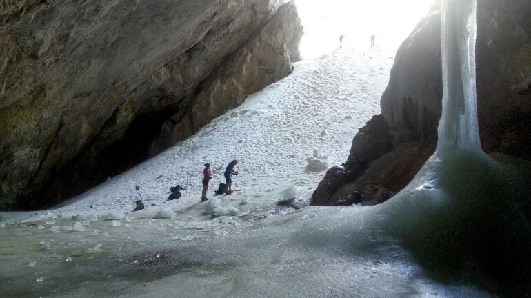 La cueva de hielo en Peña Castil (Picos de Europa