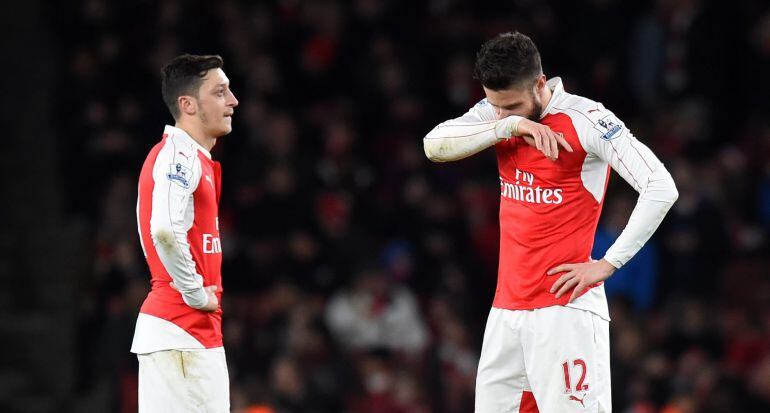 Mesut Özil y Giroud se lamentan tras reicbir un gol del Swansea