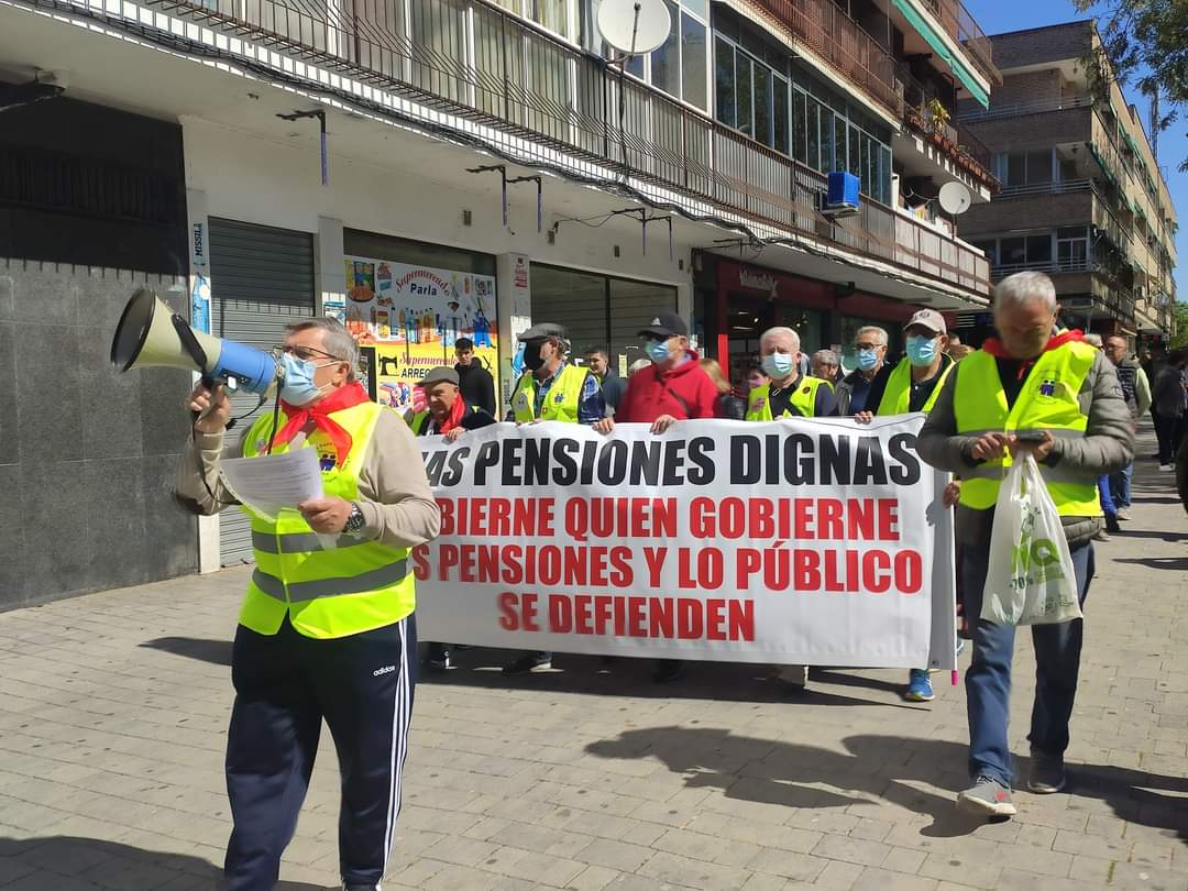 Decenas de pensionistas han marchado por las calles de Parla