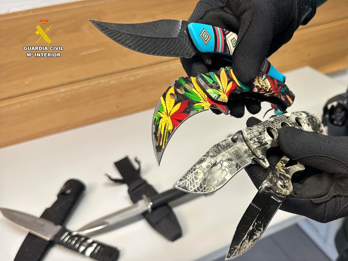 La Guardia Civil interviene ocho armas blancas y droga a dos personas en Alberite