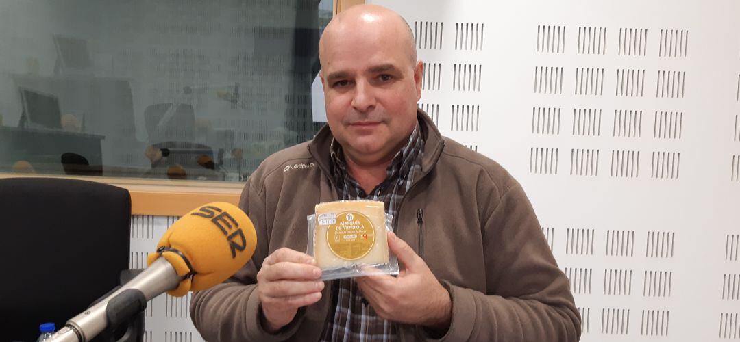 El gerente de quesería Marqués de Mendiola, Antonio Marqués, posa con uno de los quesos ganadores en los últimos &#039;Cheese Awards&#039;.