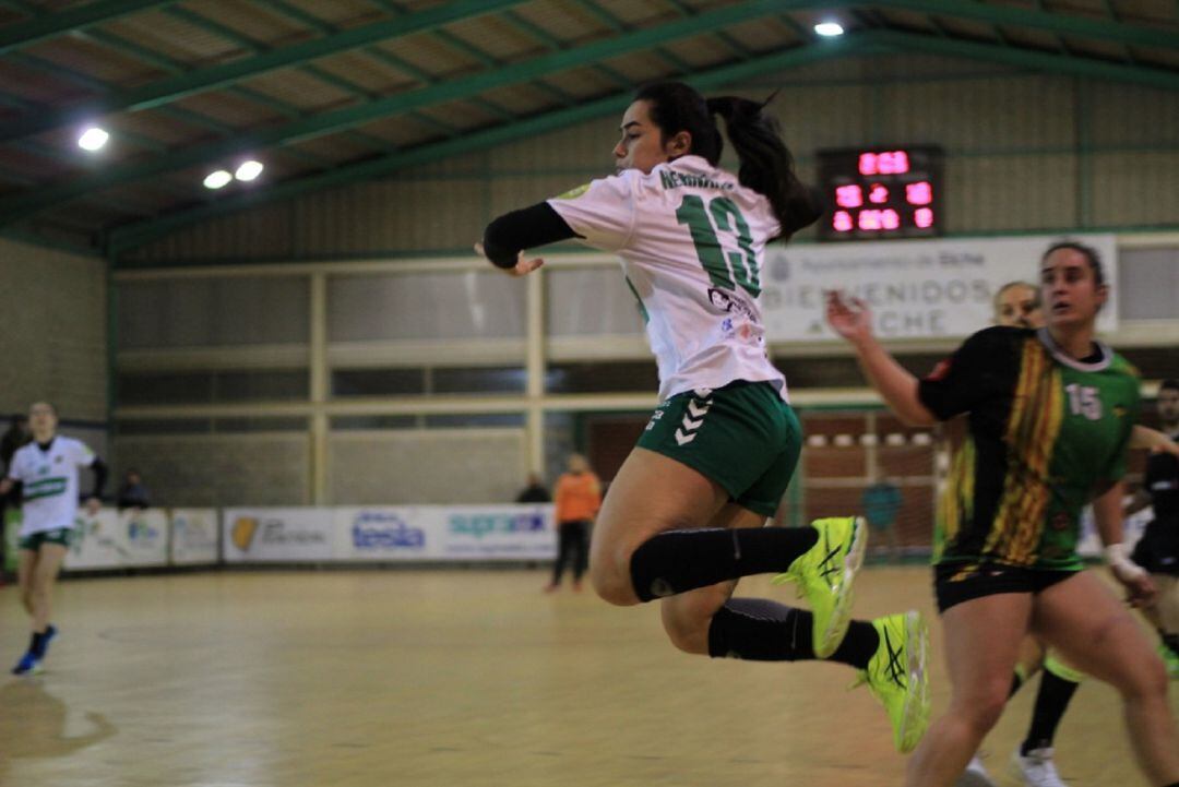 Laura Hernández lanza a portería en el Mustang-Castellón jugado en Carrús