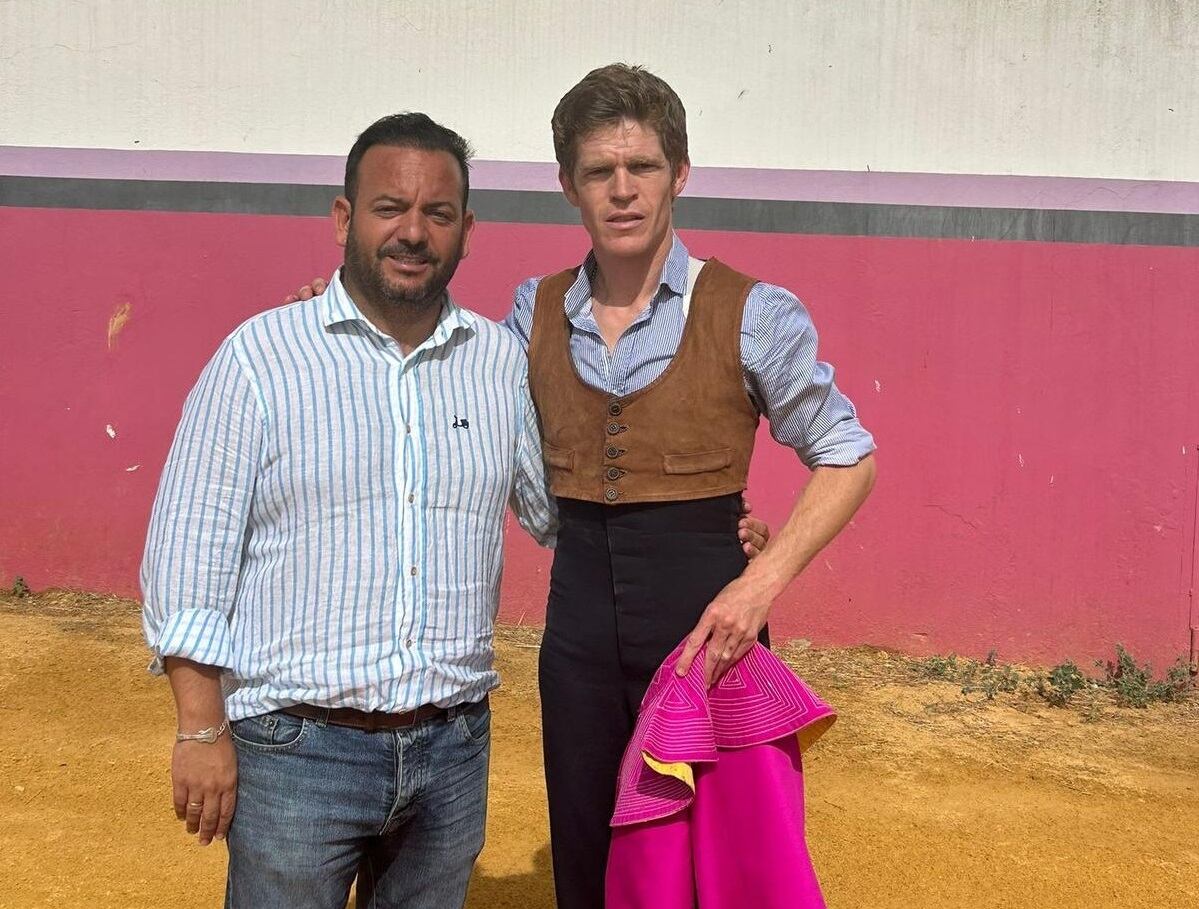 El alcalde de La Algaba, Diego Manuel Agüera (izd.), junto al diestro Borja Jiménez