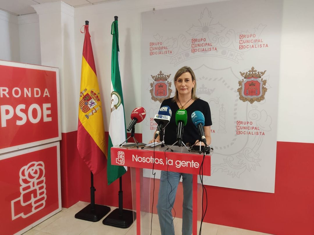 Isabel Aguilera ante la prensa en la Casa del Pueblo de Ronda