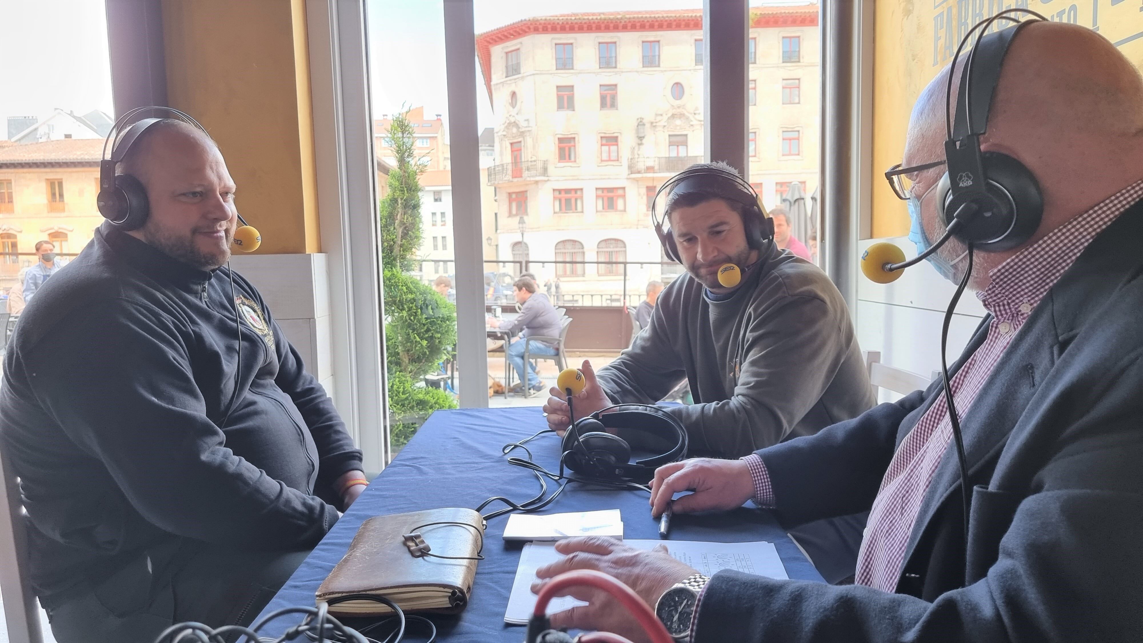 Tino Rodríguez Argüelles e Iván Rodríguez Zapico, de la Hermandad de los Estudiantes, en &#039;Hoy por Hoy Asturias&#039;