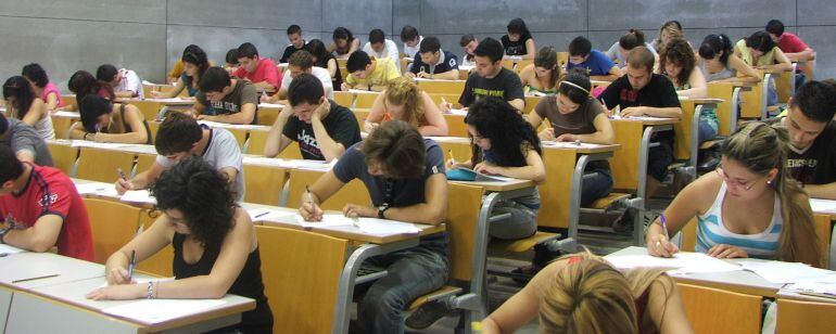 Estudiantes haciendo un examen