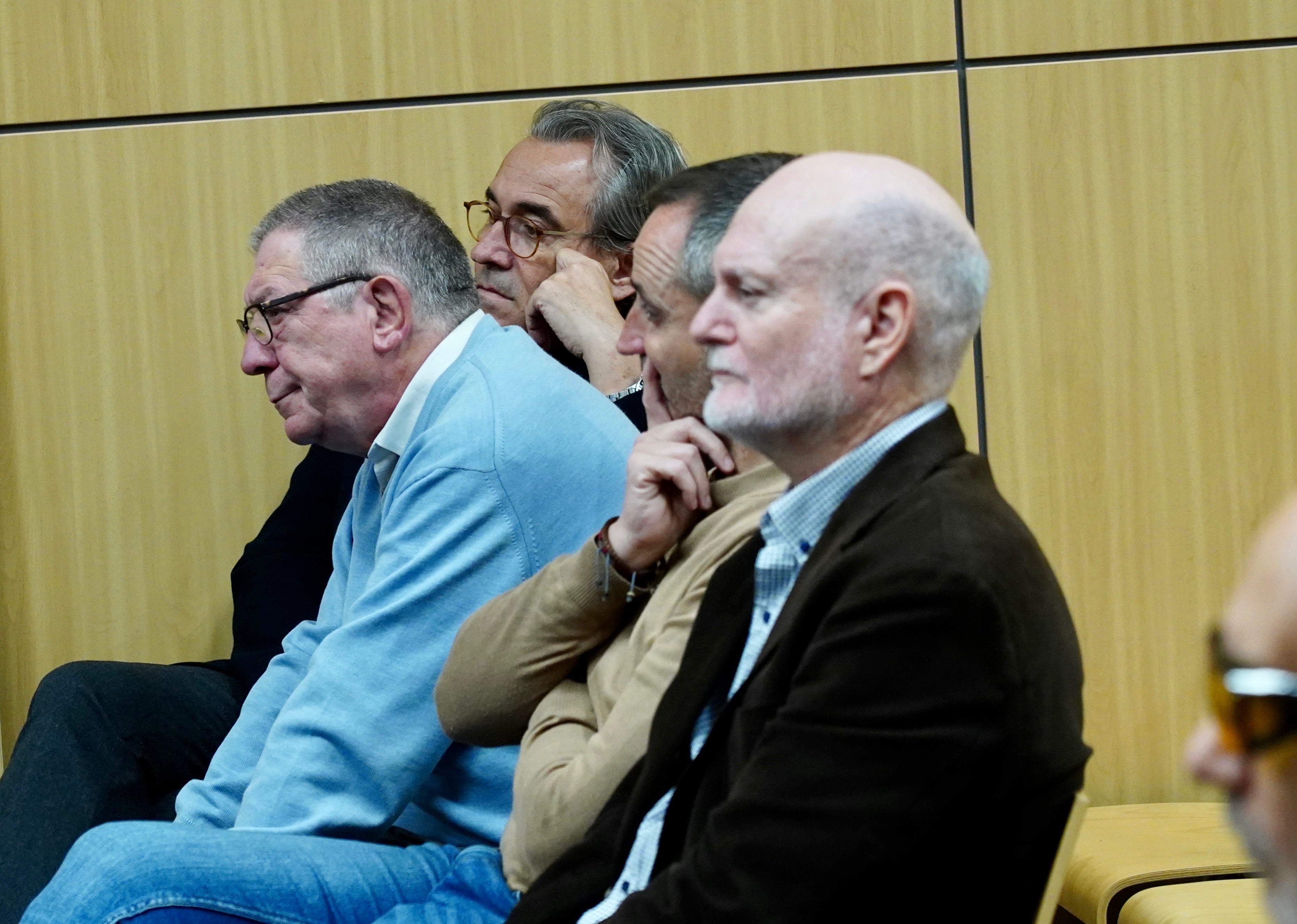 El ex alcalde Arturo Torró, junto a otros acusados, en la Audiencia Provincial durante el juicio de Comarques Centrals Televisió.