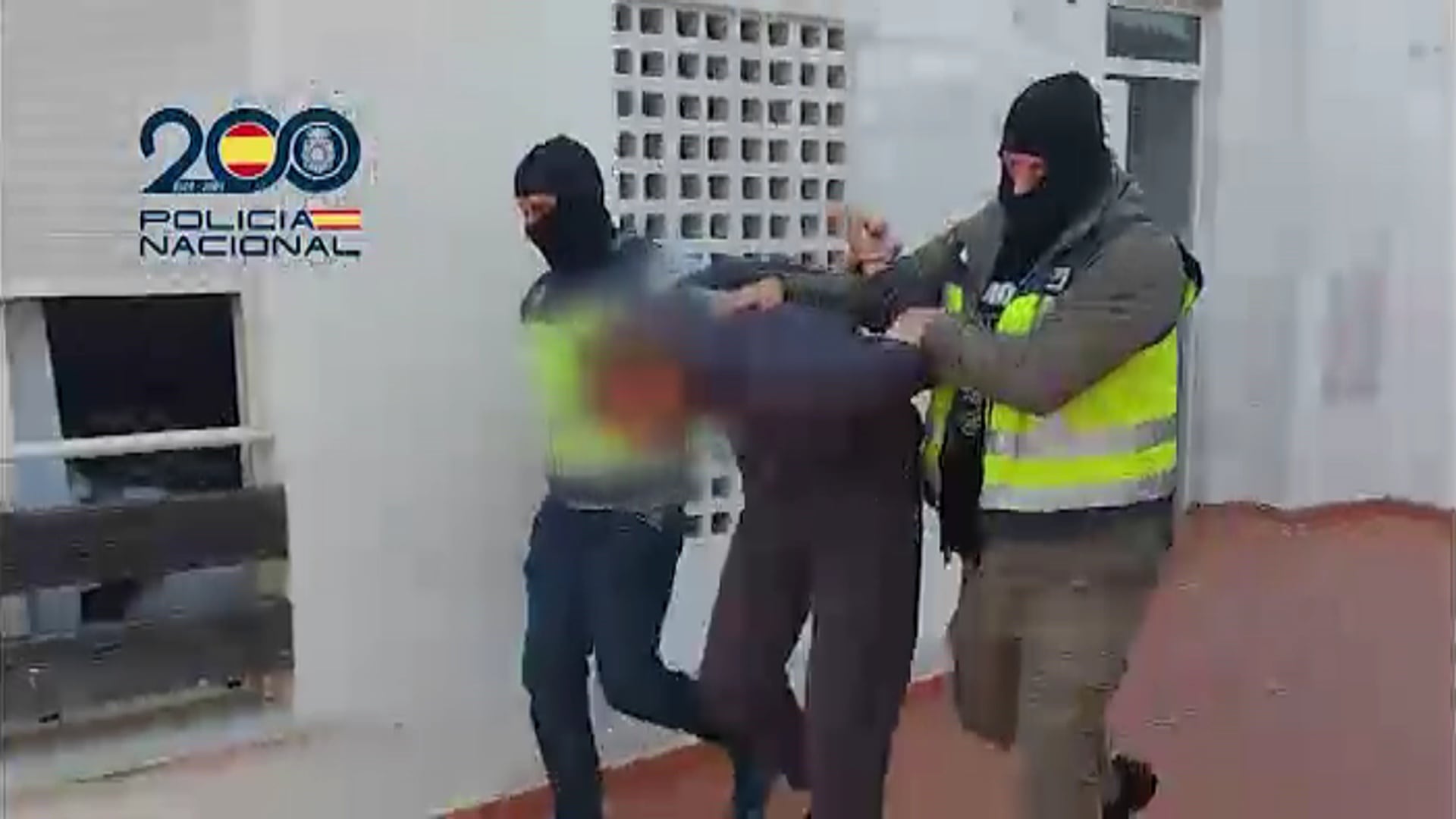 Captura de un vídeo facilitado por la Policía Nacional de una de las personas detenidas en Estepona (Málaga) en el marco de una operación en la que se ha desarticulado una organización criminal de origen serbio que asaltó la vivienda de un clan rival y en la que han sido arrestadas once personas, de las que nueve han ingresado en prisión, entre ellos el líder, sobre el que pesaba una orden de detención emitida por Serbia. EFE/ Policía Nacional