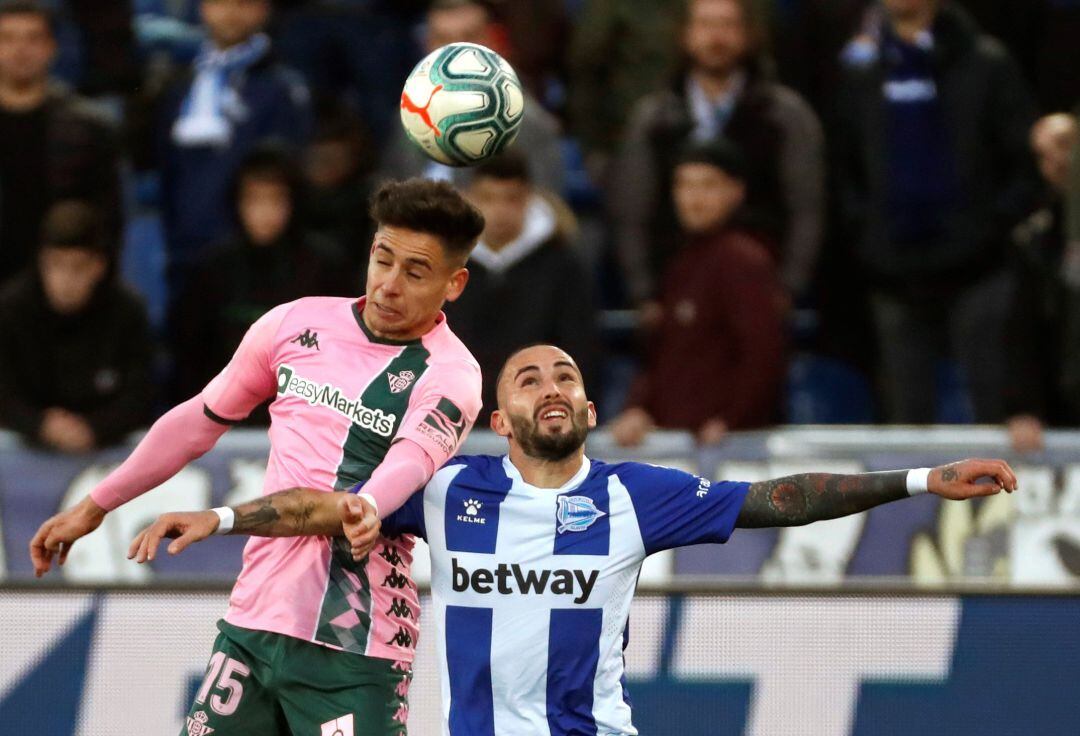 Aleix Vidal pelea un balón con Álex Moreno en el partido