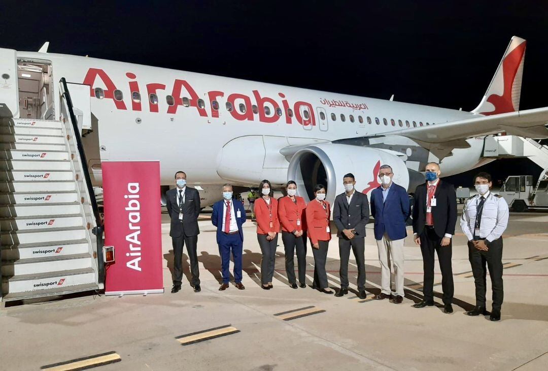 La tripulación del primer vuelo de la ruta a la ciudad marroquí de Oujda con el director general del AIRM y directivos de Air Arabia AENA
 