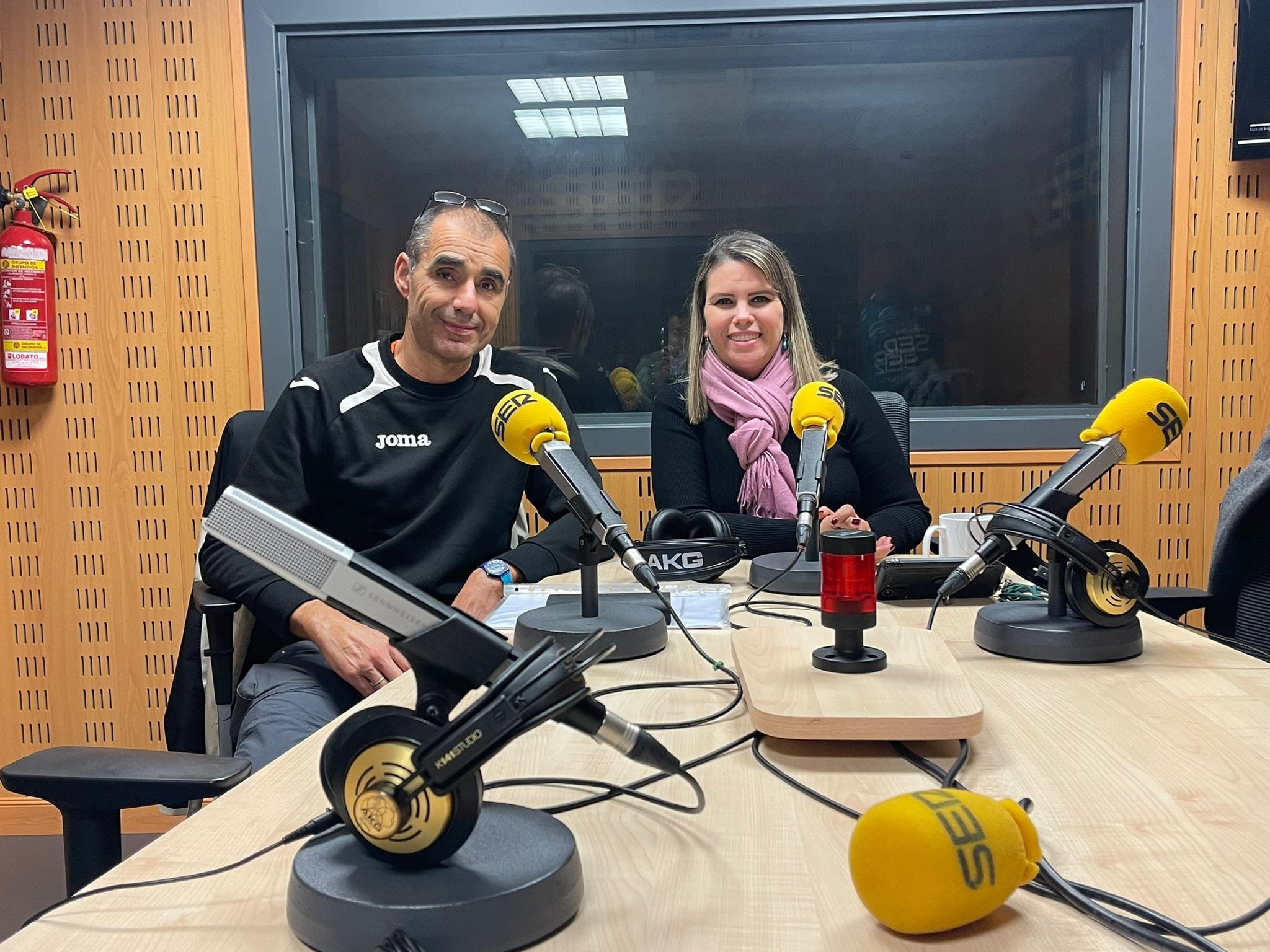 Juan Lucas y Venus Faddoul en los estudios de Radio Palencia