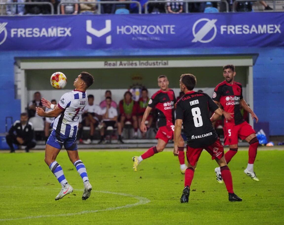 El conjunto berciano arranca la temporada como líder tras ganar 0-3 en Avilés