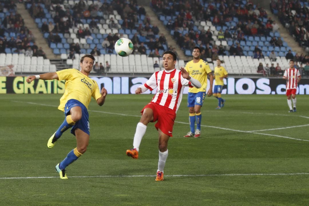 Hicham en un partido con el Almería