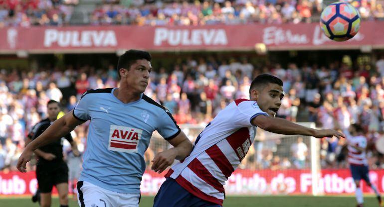 Ander Capa pugna por la pelota en el encuentro ante el Granada