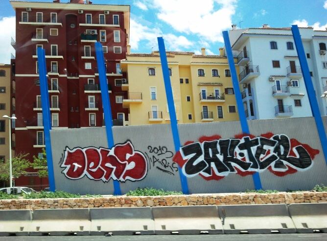 Imagen de las pantallas acústicas de Portsaplaya a medio instalar