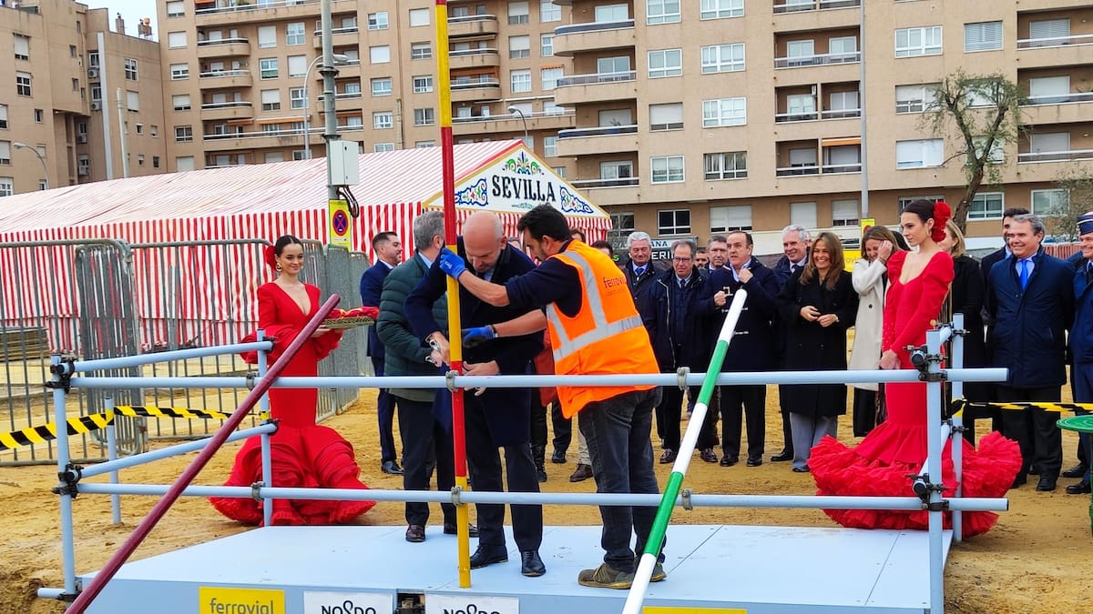 Colocación de los primeros tubos de la Portada de Feria 2024