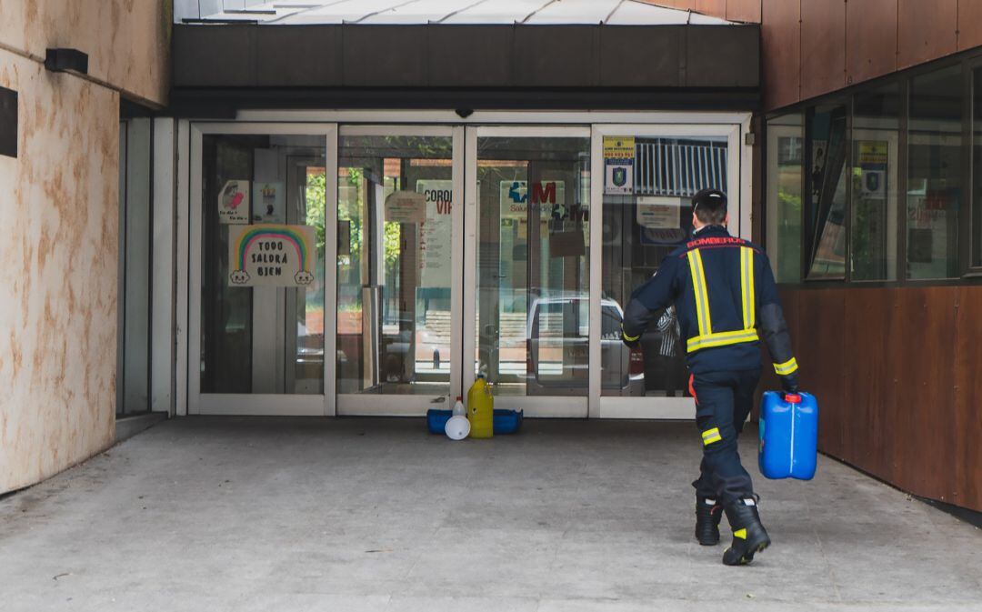 Labores de desinfección en las puertas del centro de salud La Princesa