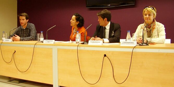 Juan Bonrostro (Colectivo Laika), junto a Mercedes Cantalapiedra (concejala de Cultura), José María Viteri (FMC) y Amelia Aguado (Centro Buendía de la UVa)