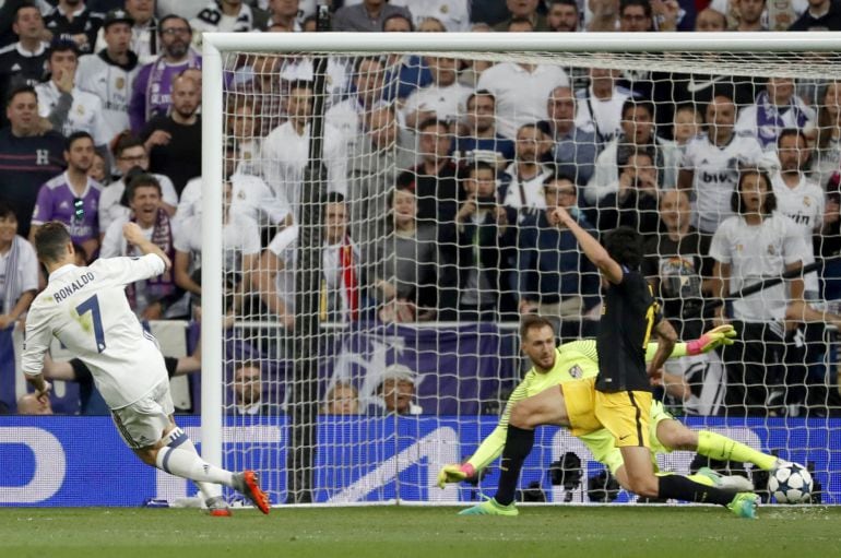 El delantero portugués del Real Madrid, Cristiano Ronaldo, marcar el tercer gol.