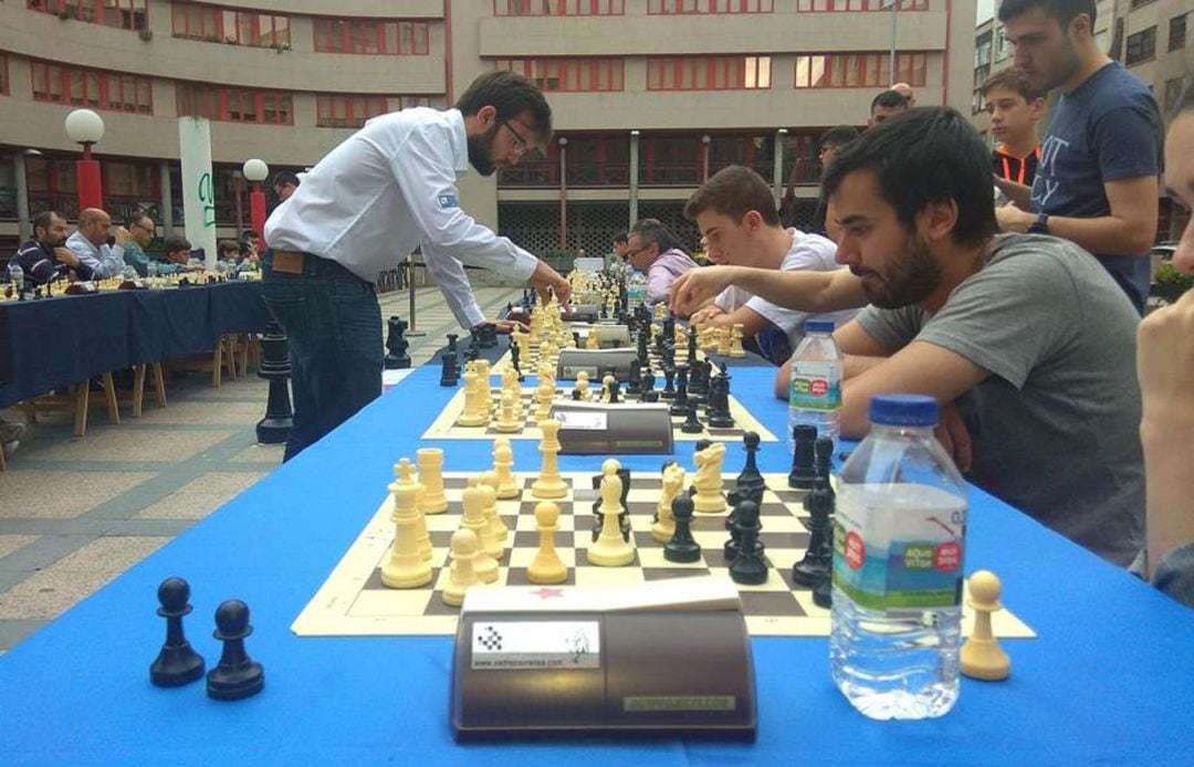 Nueva temporada para el ajedrez gallego 2020.(Foto de archivo, jornada de ajedrez en Ourense, con Iván Salgado)